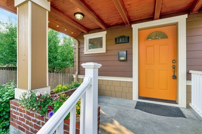Building Photo - North End Tacoma Three Bed Craftsman