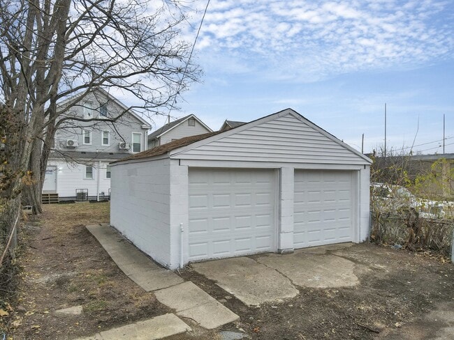 Building Photo - 741 E Mound St