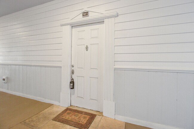 Building Photo - 1025 Riverland Woods Pl