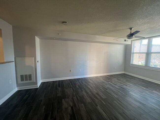 Building Photo - Bright and Modern 1 Bed 1 Bath Unit In Sou...