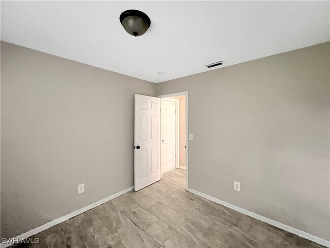 Building Photo - 2210 Parkview Dr