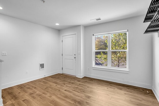 Building Photo - Spacious 4-level Home| 3 bedrooms + Garage parking!