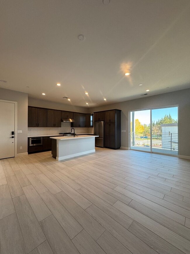 Building Photo - 1521 Golf Club Dr