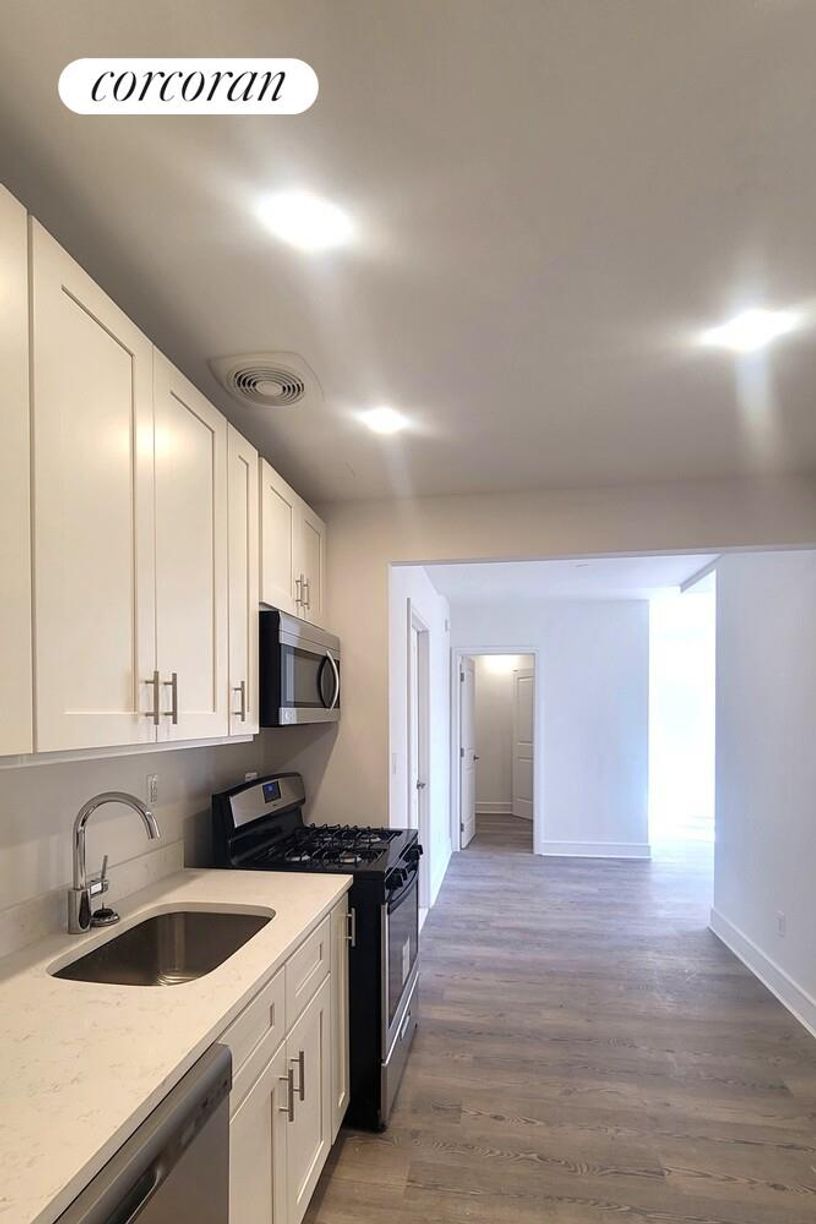 Building Photo - 45 W 81st St