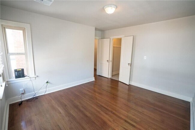 Building Photo - Home in Crestwood + Near Plaza + 3 bedrooms + 2 bathrooms