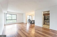 Building Photo - 5758 Village Green Dr