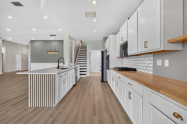 Building Photo - 10725 Banfield Dr