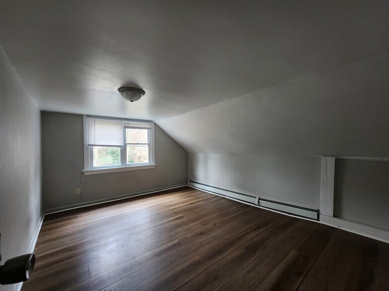 Building Photo - 300 W Elm St