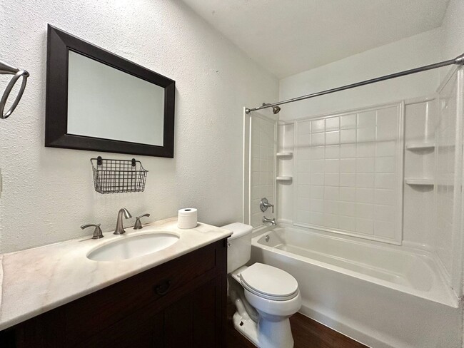 Building Photo - Beautiful & Spacious 3-Bedroom 2-Bathroom ...