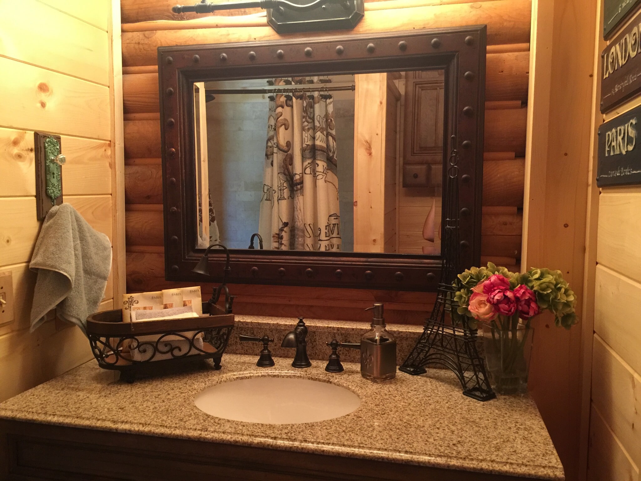 Main level bath - 1011 Lake Shore Dr