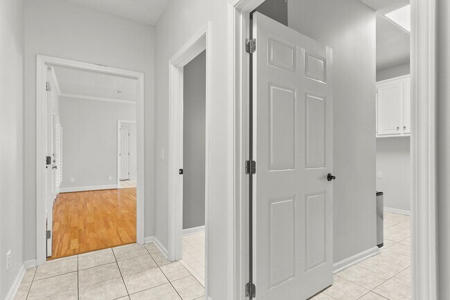Building Photo - 10495 Royal Points Dr
