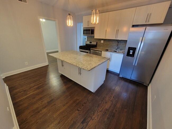 Building Photo - 4849 N Sawyer Ave