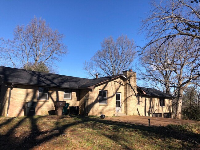 Building Photo - Charming single-level ranch home offers 4 bedrooms and 2 bathrooms in Brentwood