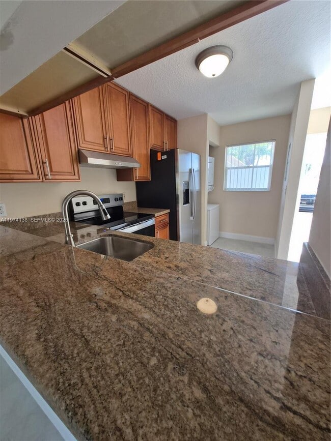 Building Photo - 10905 Royal Palm Blvd