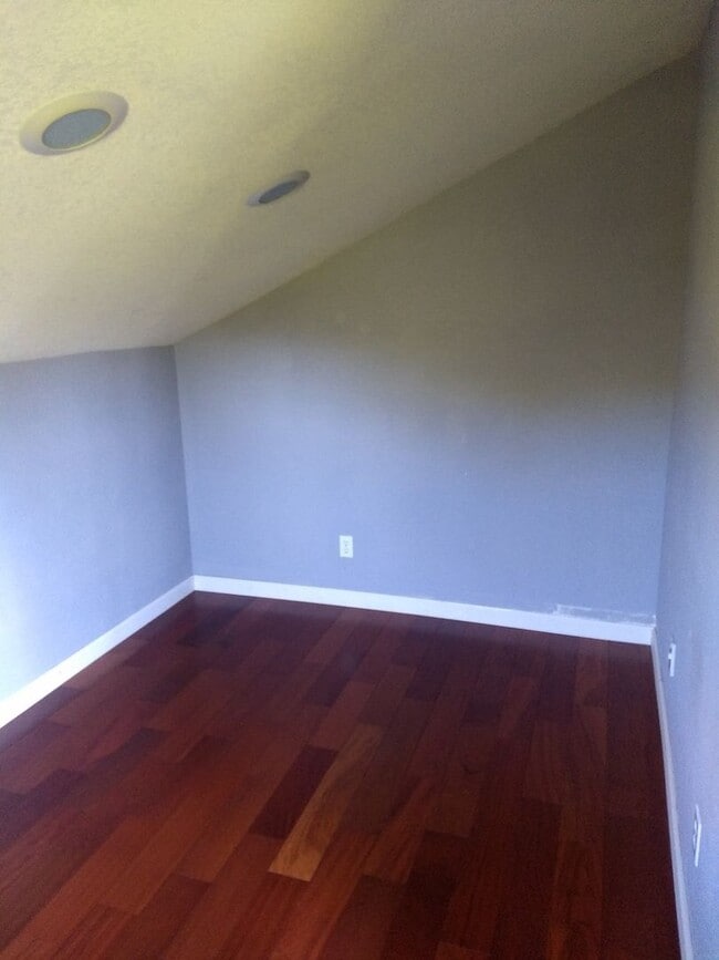 Building Photo - Updated 3 Bed 2.5 Bath Home!