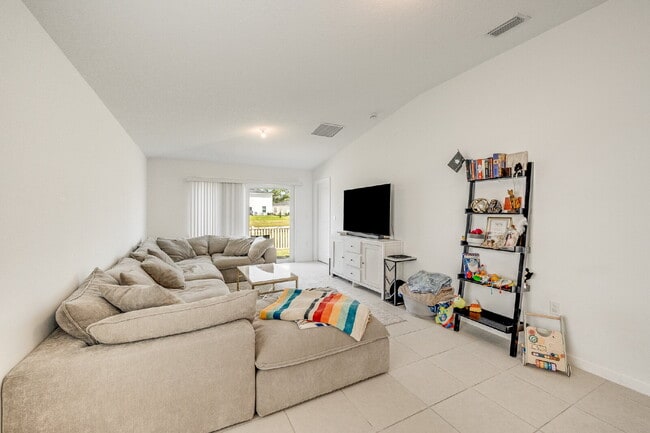 Building Photo - 3/2 in gated Tillman Lakes!