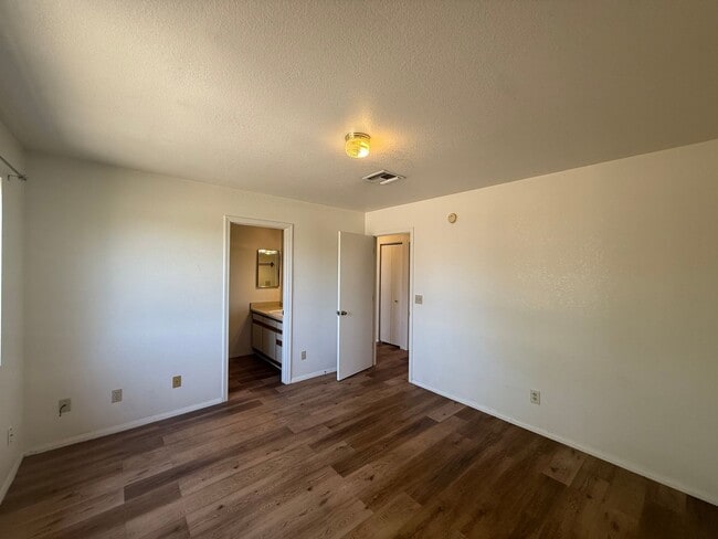 Building Photo - 2 Bedroom 2 Bathroom