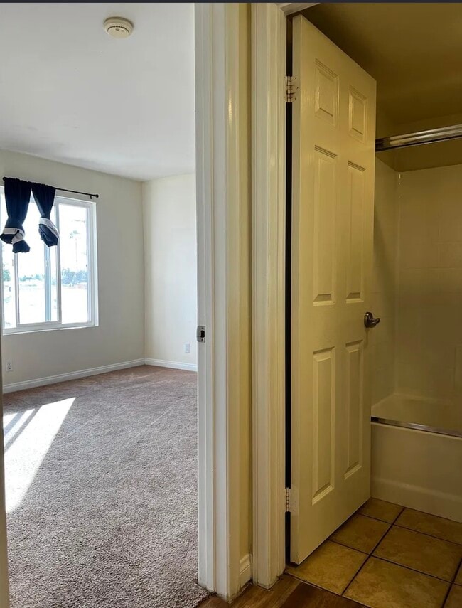 Building Photo - 4222 Menlo Ave