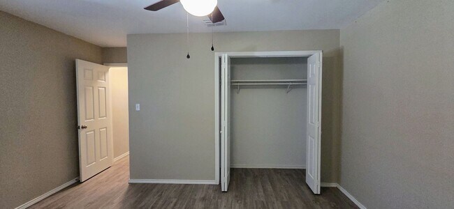 Building Photo - New Braunfels 2 Bedroom 2 Bath less than 1...