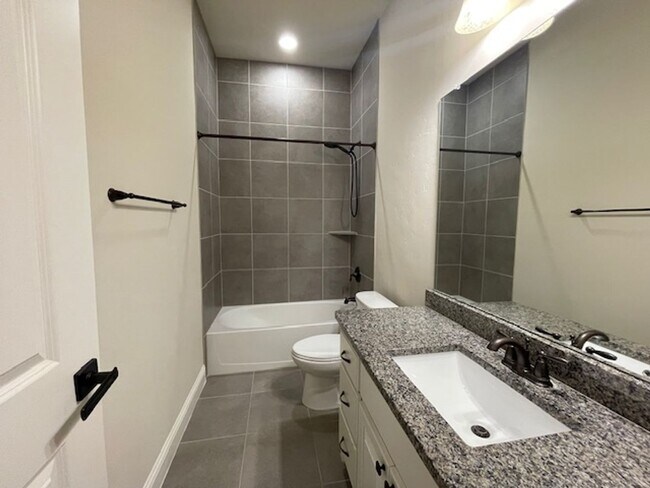 Building Photo - 1605 Le Mans Ln