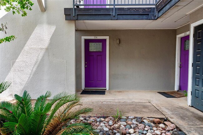Building Photo - 935 La Posada Dr