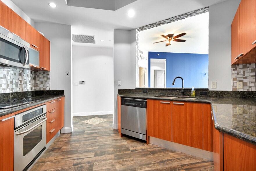 Building Photo - 231 Riverside Dr