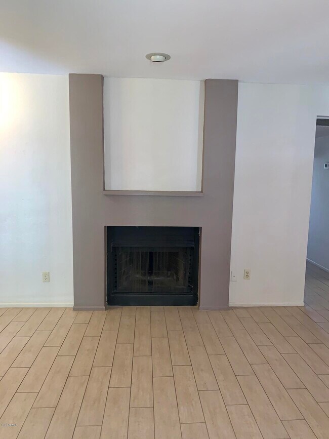 Building Photo - 3102 E Clarendon Ave