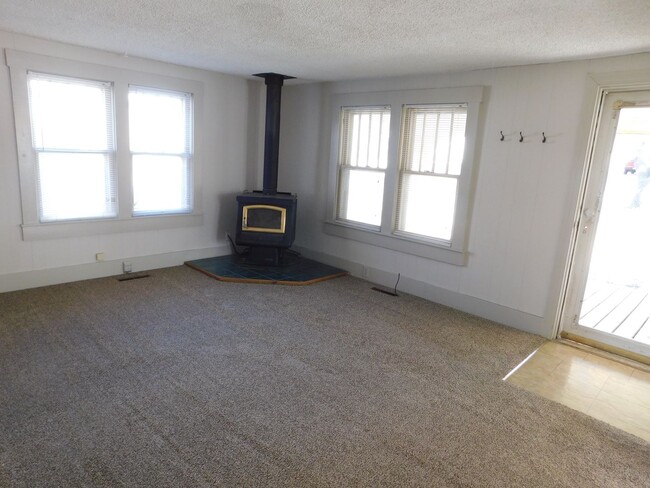 Building Photo - Quaint 3 bedroom/1 bath House in Augusta, KS!
