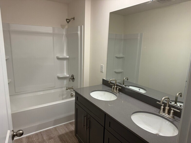 Building Photo - 180 Tanasqui Dr