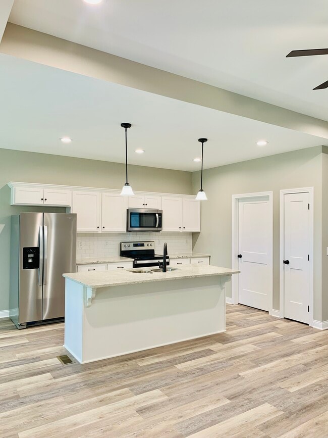 Building Photo - 850 McIntyre St