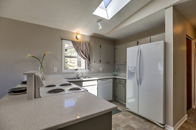 Building Photo - Glenbrook Homes (Irvington)