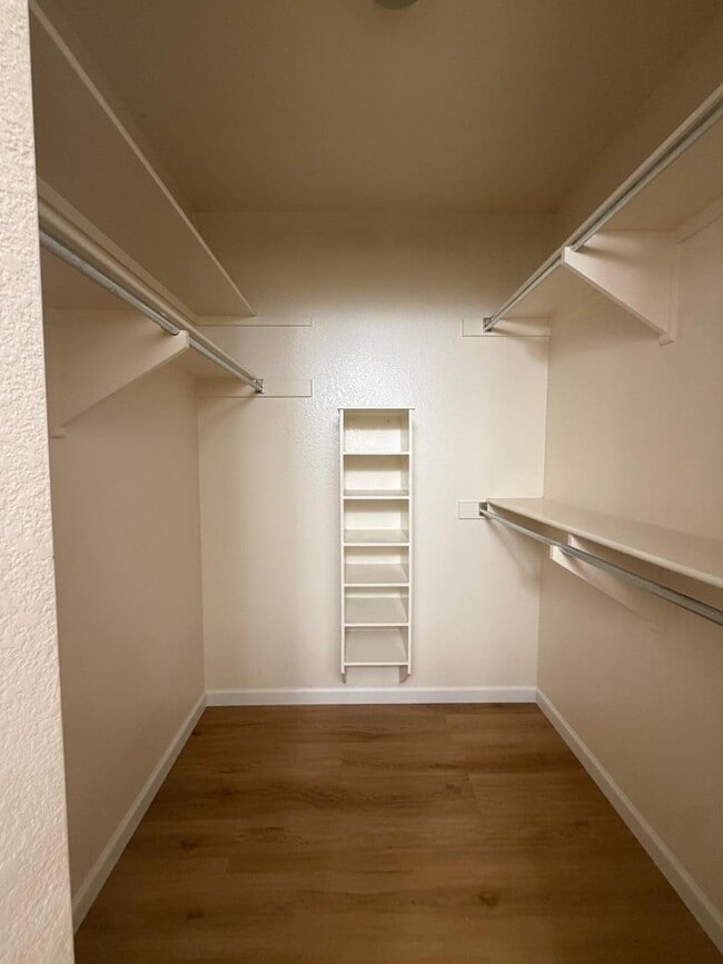 Building Photo - 520 S Greenfield Rd