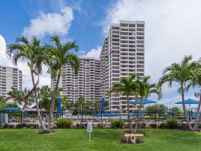 Building Photo - 2500 Parkview Dr