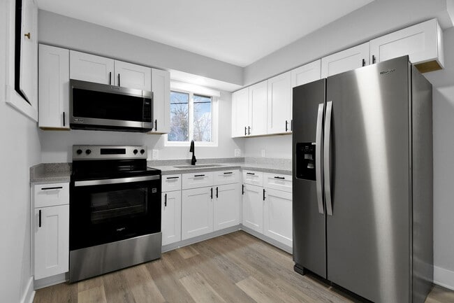 Building Photo - Freshly Renovated Duplex. Upstairs and Downstairs Units Available Now. Schedule a Schedule Today!