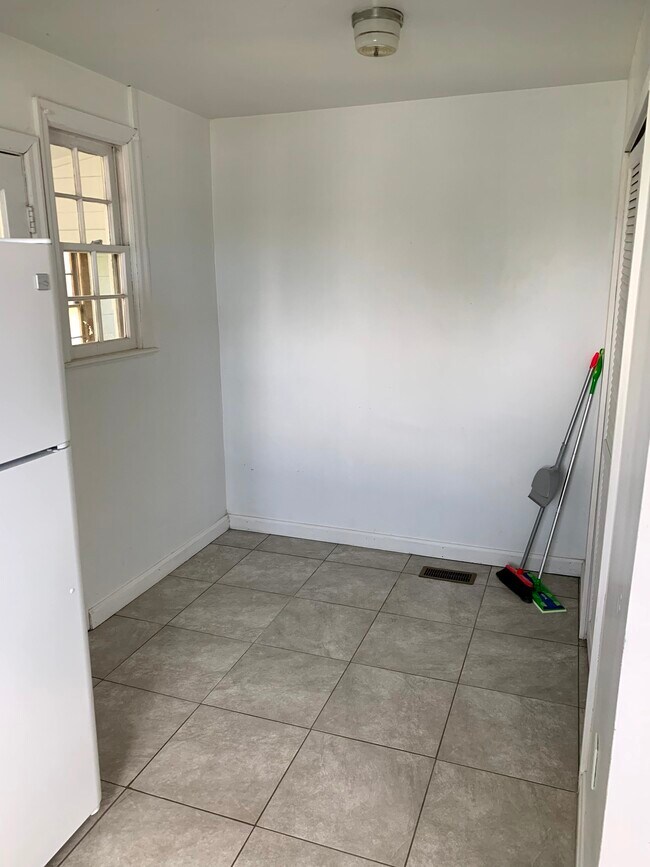 Building Photo - 195 Clearview Dr