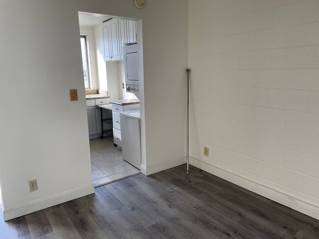 Building Photo - Spacious 1 bedroom! Great Location!