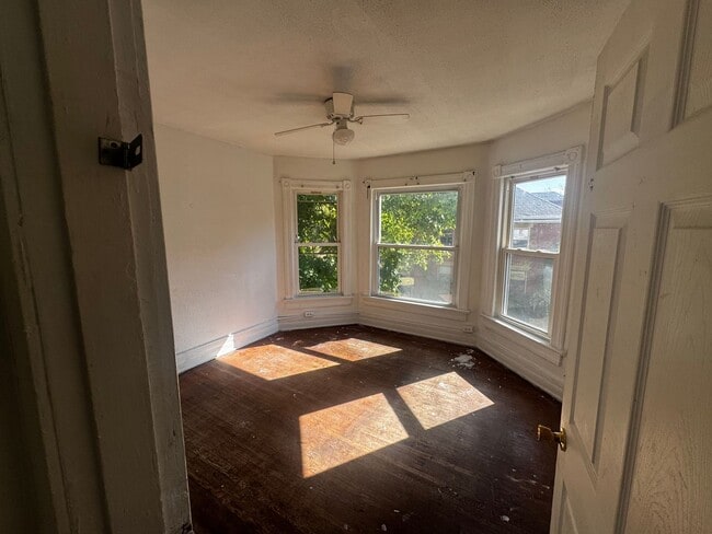 Building Photo - 5 Bedroom 2 bath