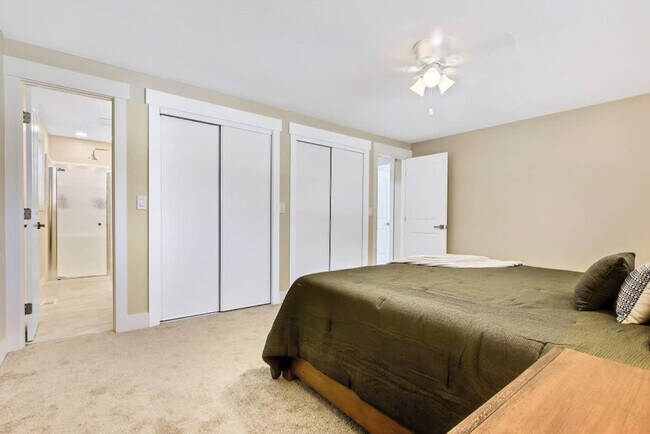 Building Photo - 1215 E Cerramar Ct