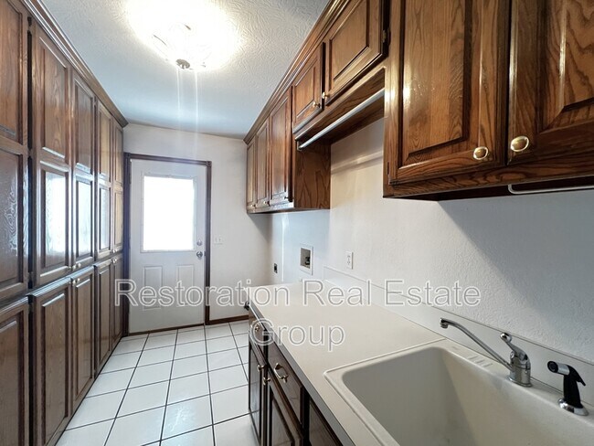 Building Photo - 113 S Mustang Rd