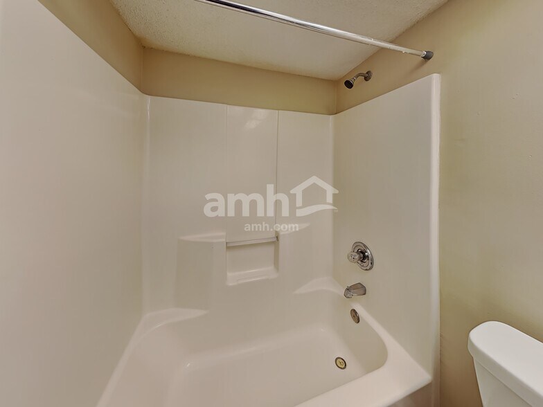 Building Photo - 1851 Burgess Hill Dr E