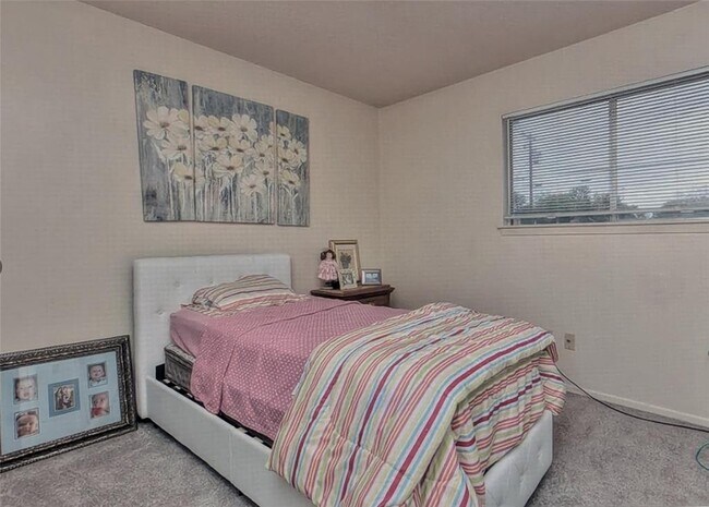 Building Photo - 2404 Cottonwood Dr