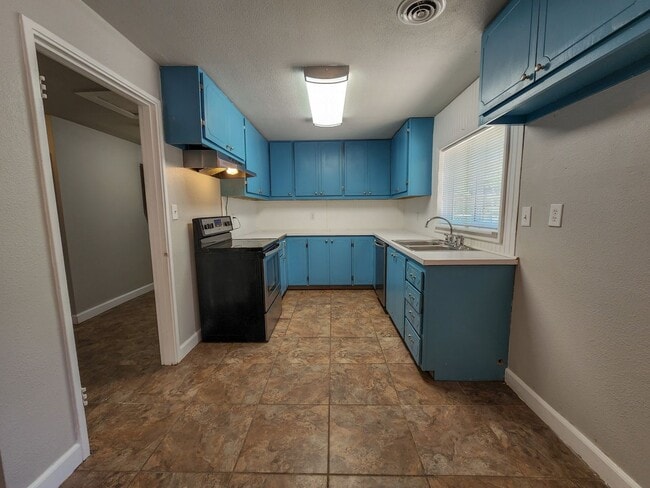 Building Photo - 3 Bedroom 2 Bath brick home in Shawnee