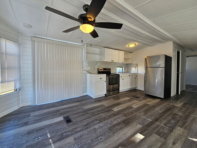 Building Photo - 1/1 Manufactured Lake Front home located in Camo-a-wyle community