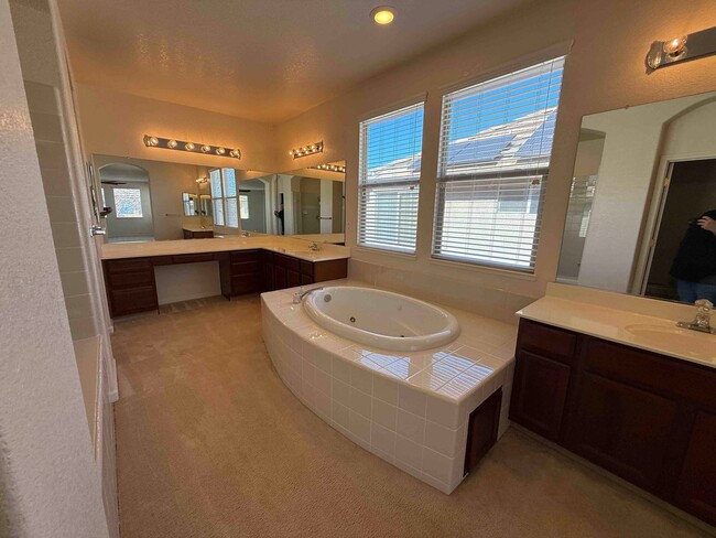 Building Photo - Absolutely Gorgeous Home in Gated Rosevill...