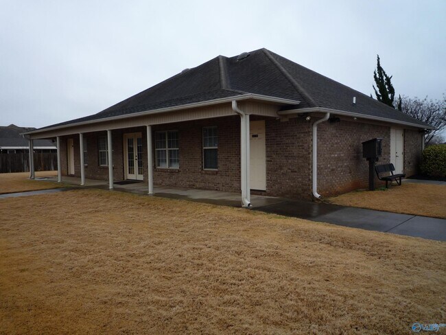 Building Photo - 13205 Hill Crest Dr