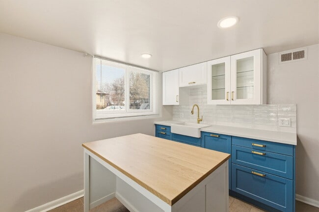 Building Photo - FIRST MONTH FREE! Renovated studio with garage + utilities included! Modern kitchen with island, ...