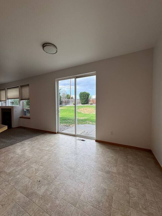 Building Photo - Large 4 Bed Rental in Established Neighbor...