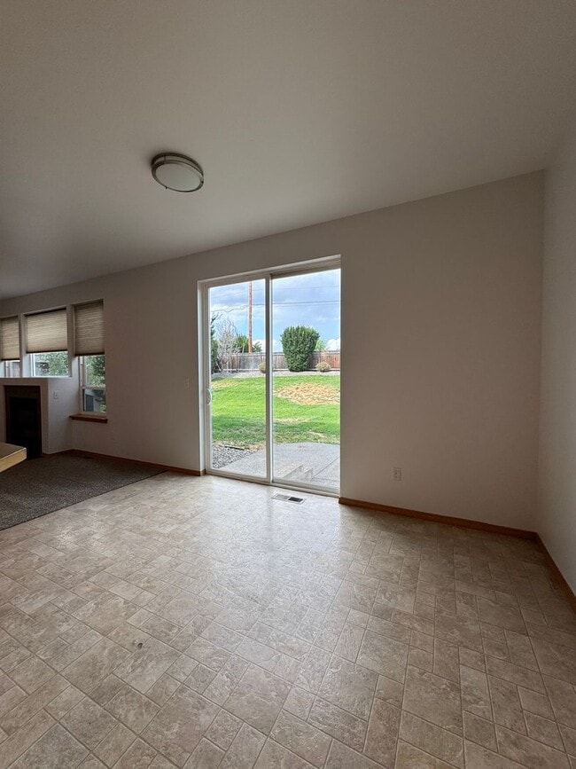 Building Photo - Large 4 Bed Rental in Established Neighborhood