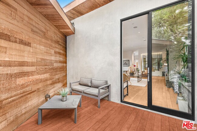 Building Photo - 727 N Beverly Glen Blvd