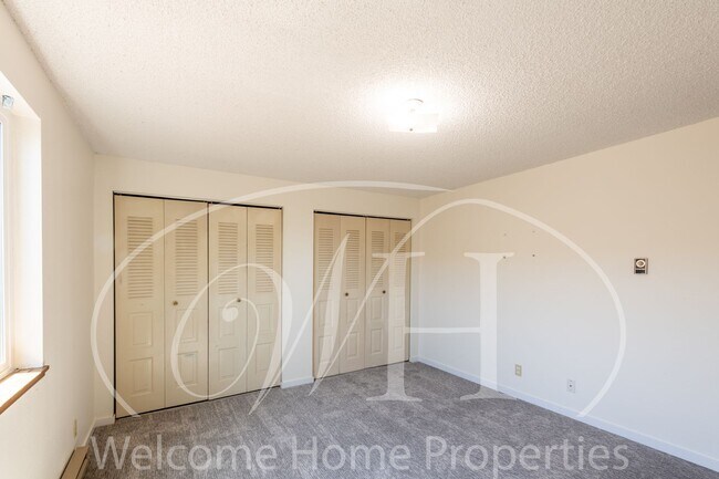 Building Photo - 2 Bedroom Duplex Apartment with Garage and...